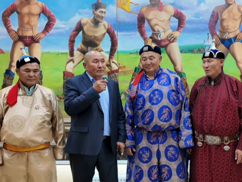 Ахмад бөхчүүд барилдана